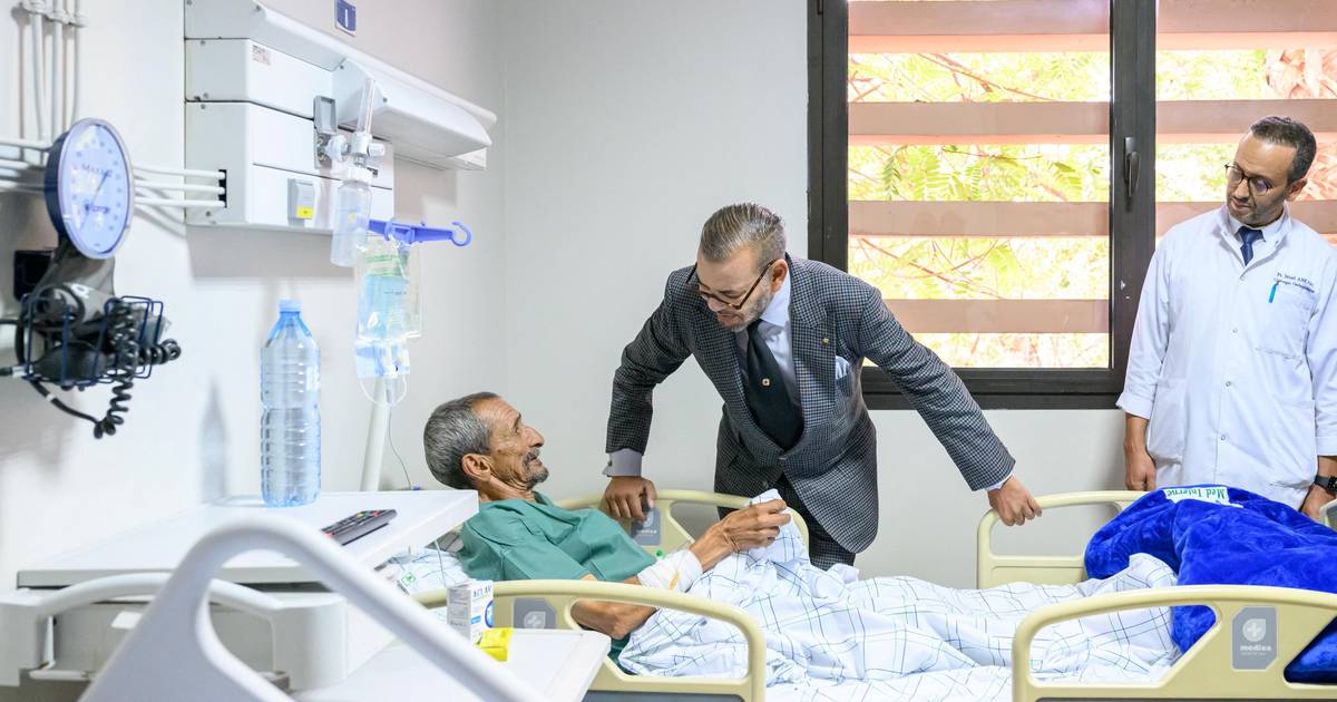 Marrocos: Mohamed VI doa sangue e visita feridos do sismo em hospital de Marraquexe