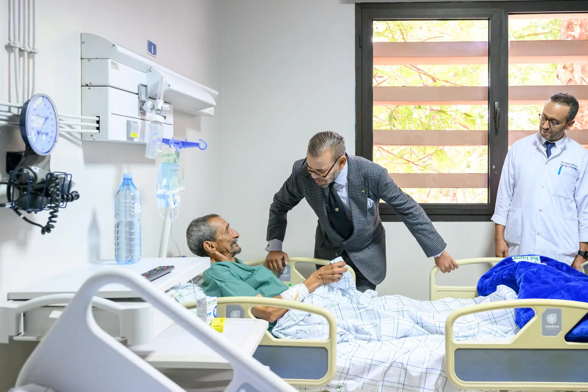 Mohamed VI num hospital em Marraquexe