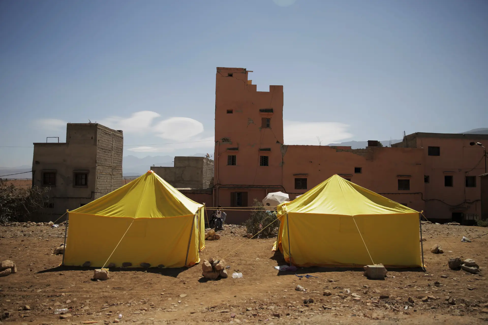 As tendas disponibilizadas pelo Ministério do Interior de Marrocos que têm servido de abrigo aos que perderam a casa e aos que ainda têm medo de regressar