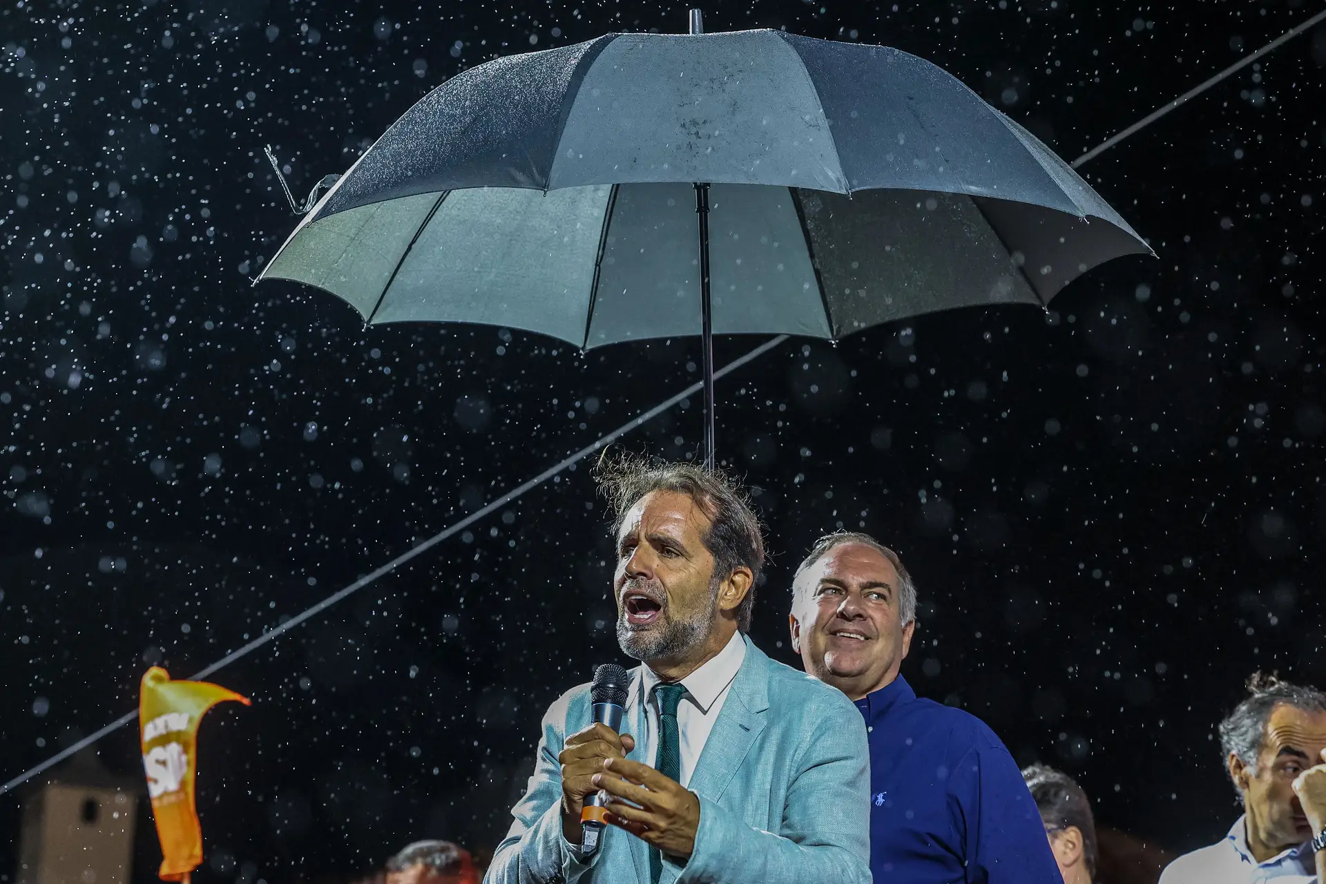 À chuva, Albuquerque usa pandemia para atirar “a esses socialistas” e apelar ao voto; ao sol, PS tenta agarrar-se aos descontentes