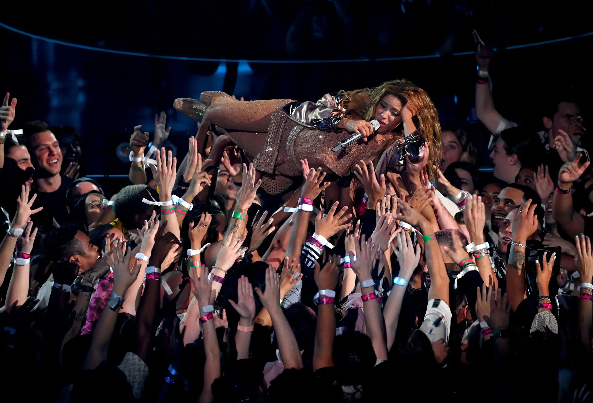 Shakira ganhou um prémio MTV VMA e acabou a fazer 'crowdsurf'