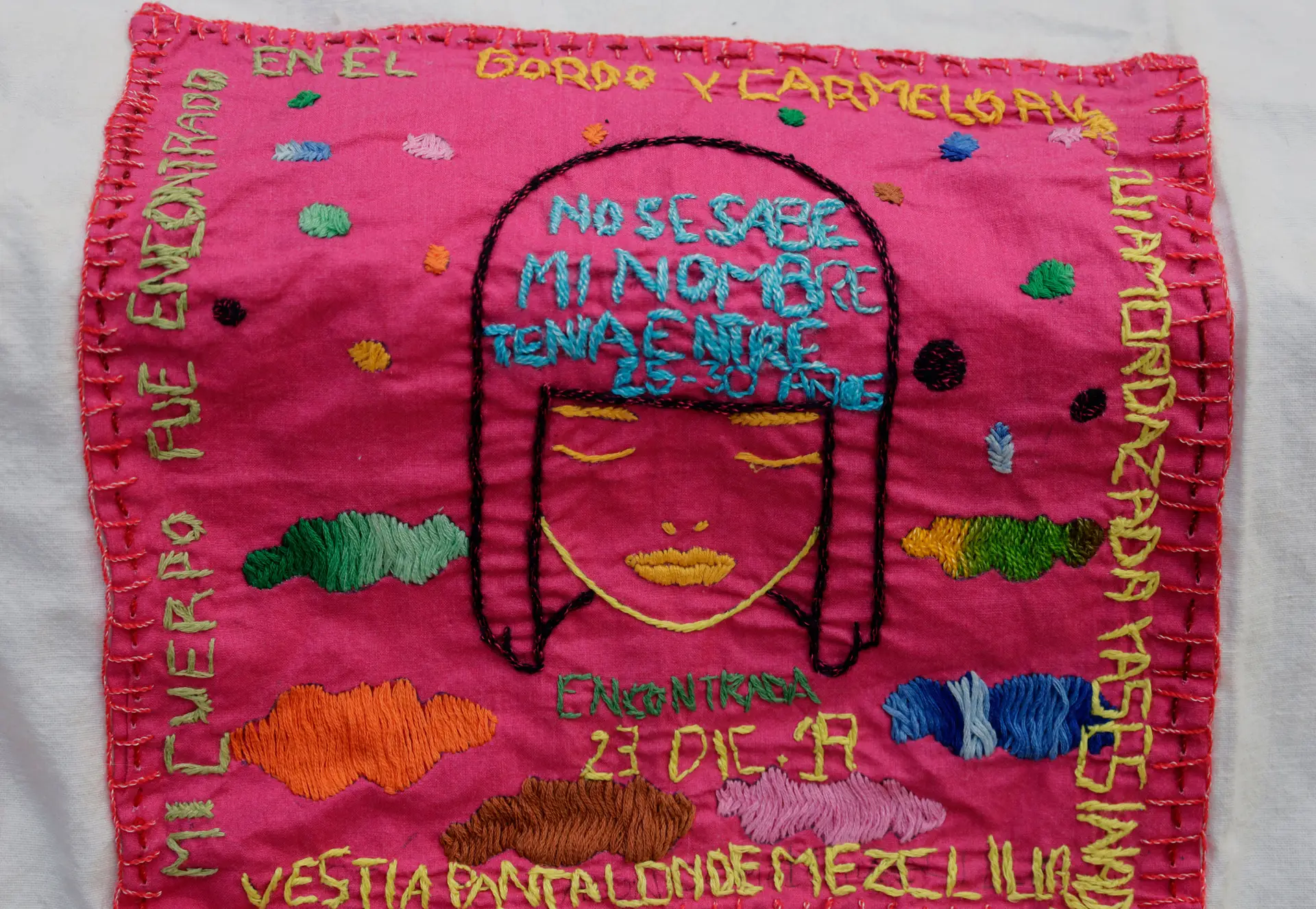 Um bordado com a frase "no se sabe o meu nome tenho entre 25 e 30 anos", feito para assinalar o protesto contra a violência sofrida por Roxana Ruiz, uma mulher indigena que foi violada e sobreviveu a femicídio