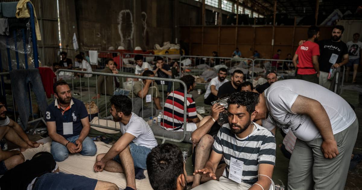 Migrações: sobreviventes de naufrágio de junho na Grécia processam autoridades