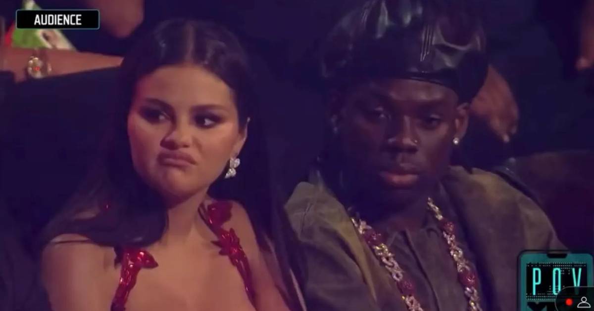 A reação de Selena Gomez quando ouviu o nome de Chris Brown nos MTV VMAs. E a resposta à avalanche de ‘memes’ que se seguiu
