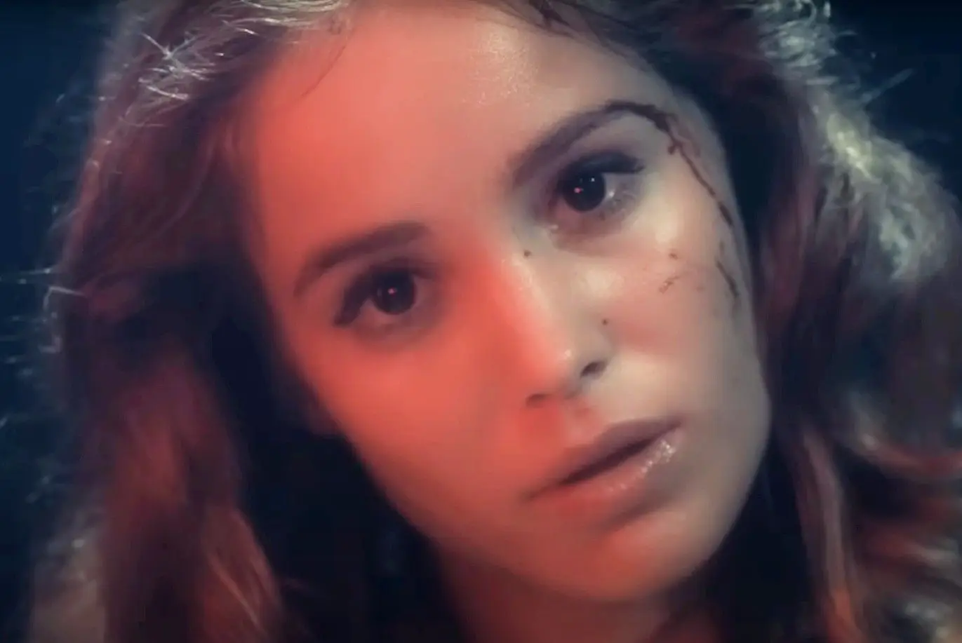 Quando Alba Baptista partiu uma garrafa na cabeça de Legendary Tigerman: veja a atriz, aos 20 anos, no videoclip de ‘Fix of Rock’n’Roll’
