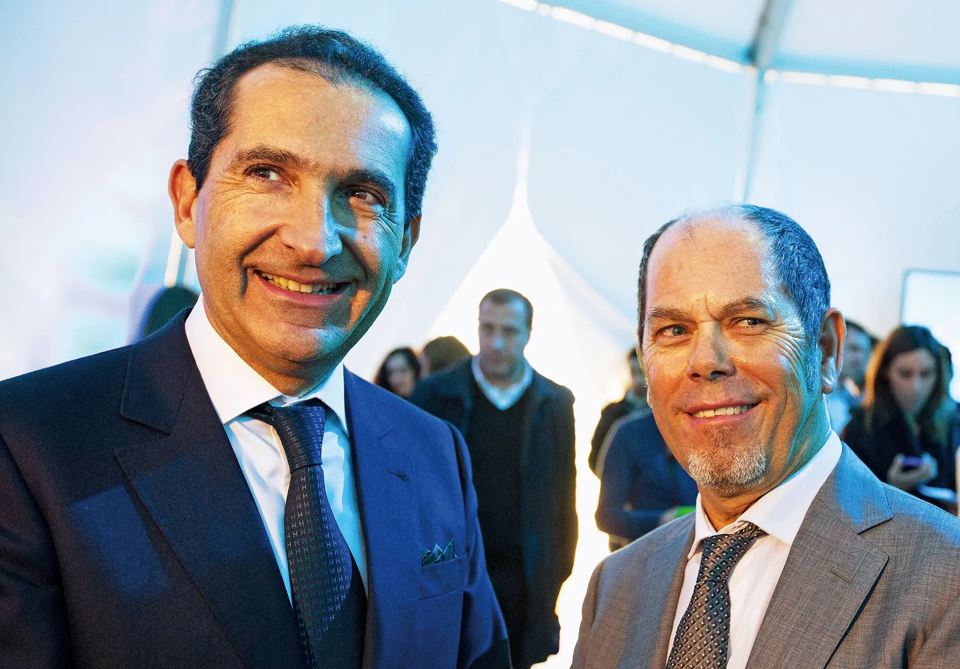 Pressão sobre o grupo fundado por Patrick Drahi e Armando Pereira mantém-se