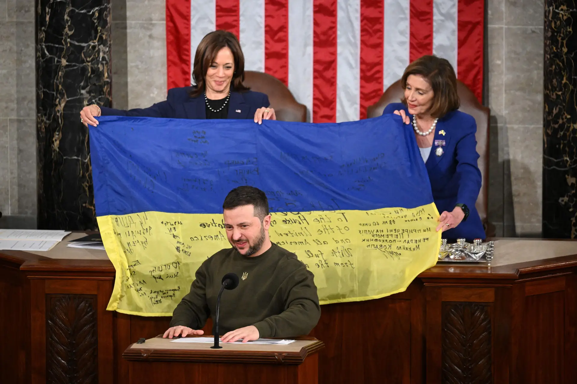 Em dezembro de 2022, Volodymyr Zelensky discursou perante o Congresso dos EUA. Tinha atrás uma bandeira ucraniana erguida pela vice-presidente Kamala Harris e a então líder da Câmara dos Representantes, Nancy Pelosi  