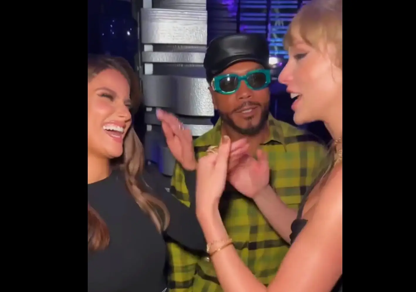 O grande elogio de Taylor Swift a Nelly Furtado nos bastidores dos MTV VMAs: “Tu consegues fazer tudo!”