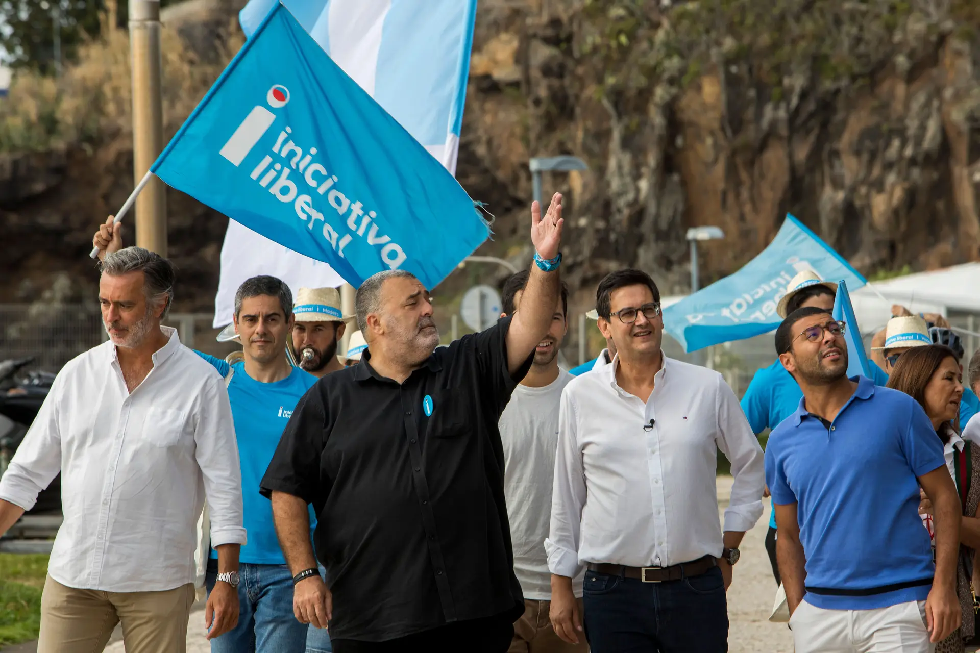 Nuno Morna, candidato da IL às regionais da Madeira, ao centro, ladeado por ex e atual líderes do partido, João Cotrim Figueiredo e Rui Rocha