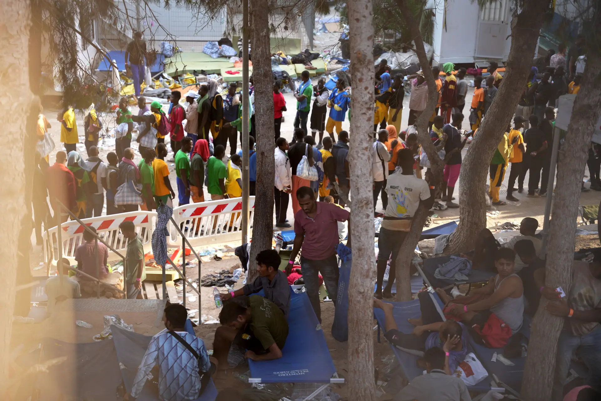 Fila para a entrada no centro de acolhimento de Lampedusa em setembro de 2023