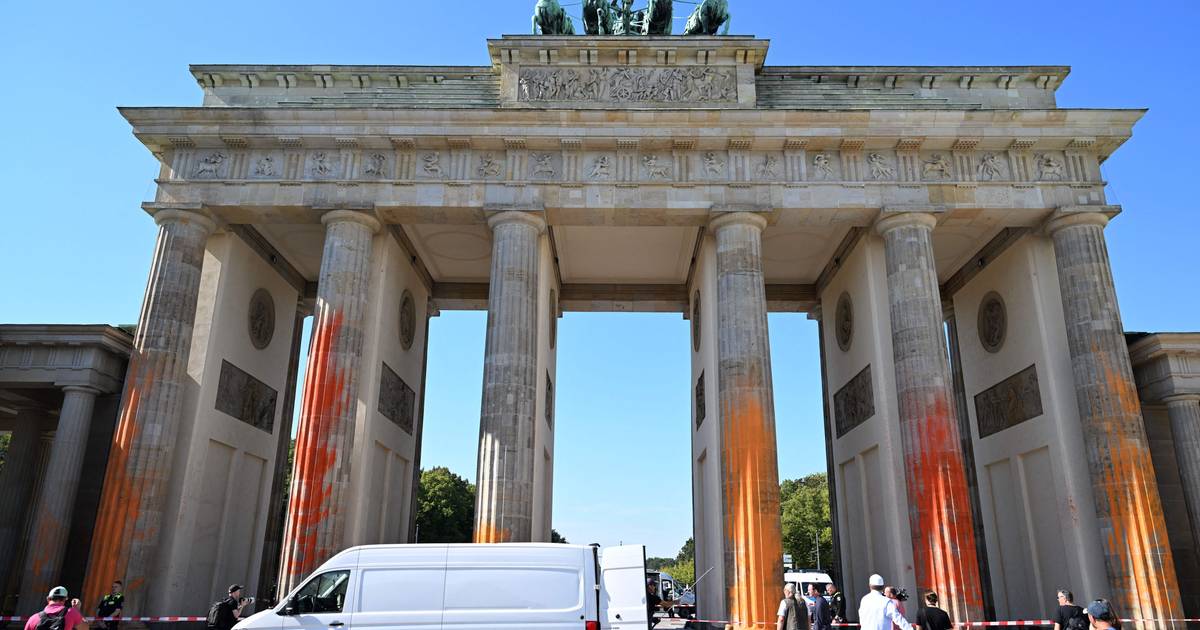 Porta de Brandemburgo pintada de laranja por ambientalistas