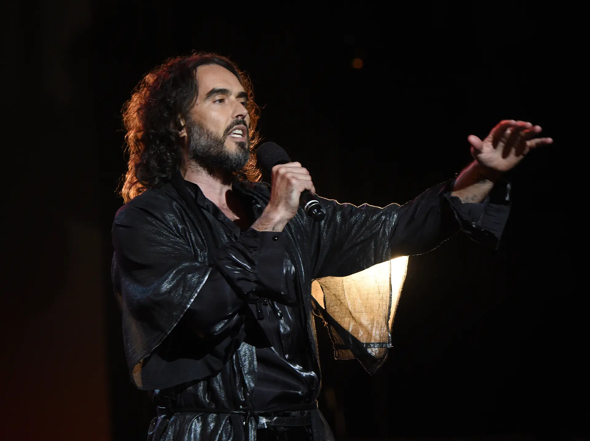 Polícia britânica investiga novas acusações de abusos sexuais feitas contra Russell Brand