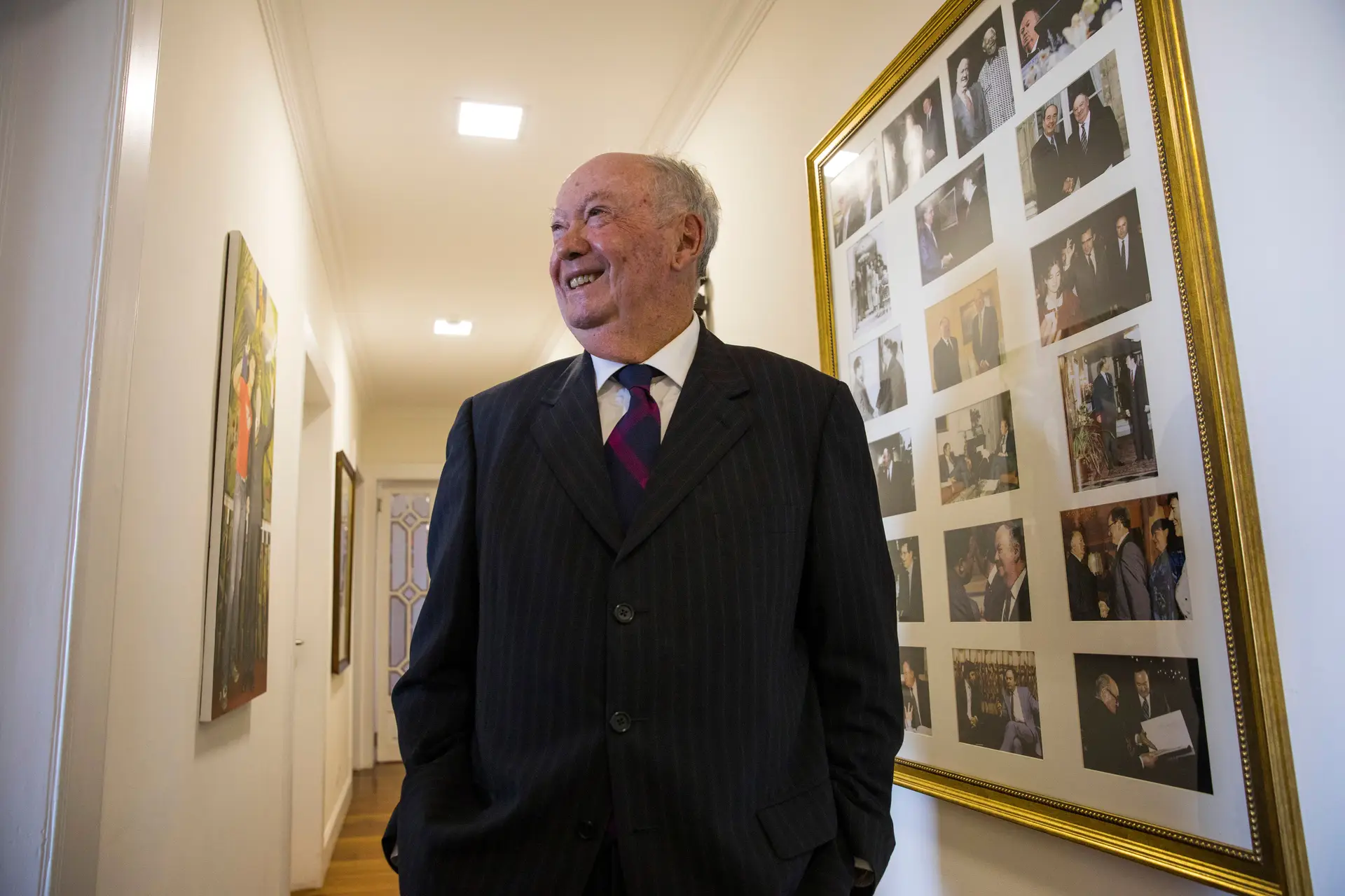 Alberto João Jardim, na casa onde nasceu, junto a um dos painéis de fotografias que guarda dos encontros que teve com figuras da política nacional e internacional