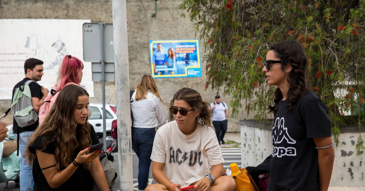 Cada vez mais jovens em Portugal terminam o ensino secundário sem chumbar