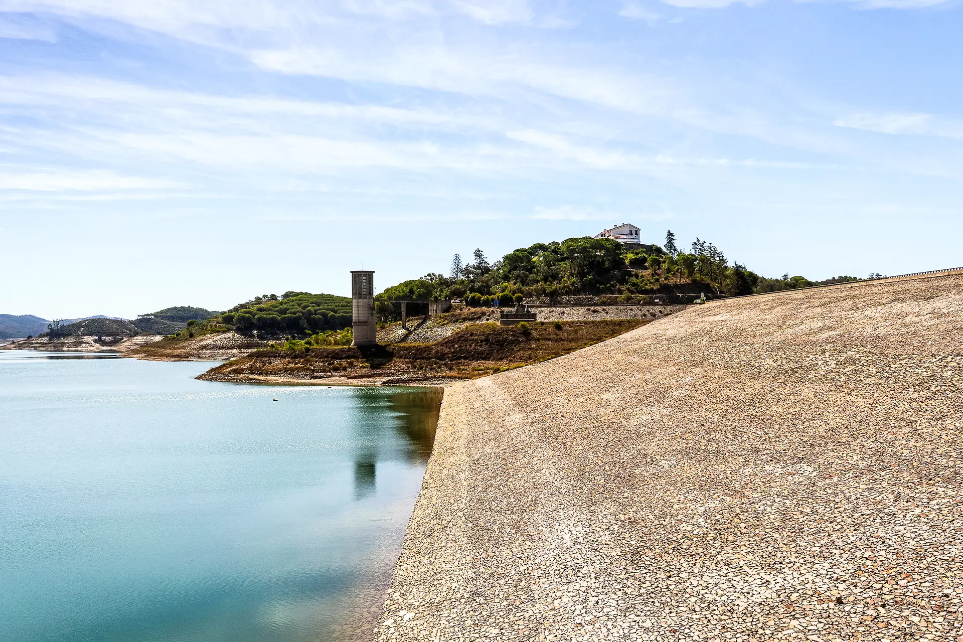 Barragem de Santa Clara Há quase uma década que o nível da albufeira desce, devido à quebra de 30% de chuva por comparação a décadas anteriores e a uma agricultura sedenta. Baixou mais de 20 metros em 10 anos e está em volume morto desde 2019, o que significa que a água precisa de ser bombeada para poder ser aproveitada para abastecimento
