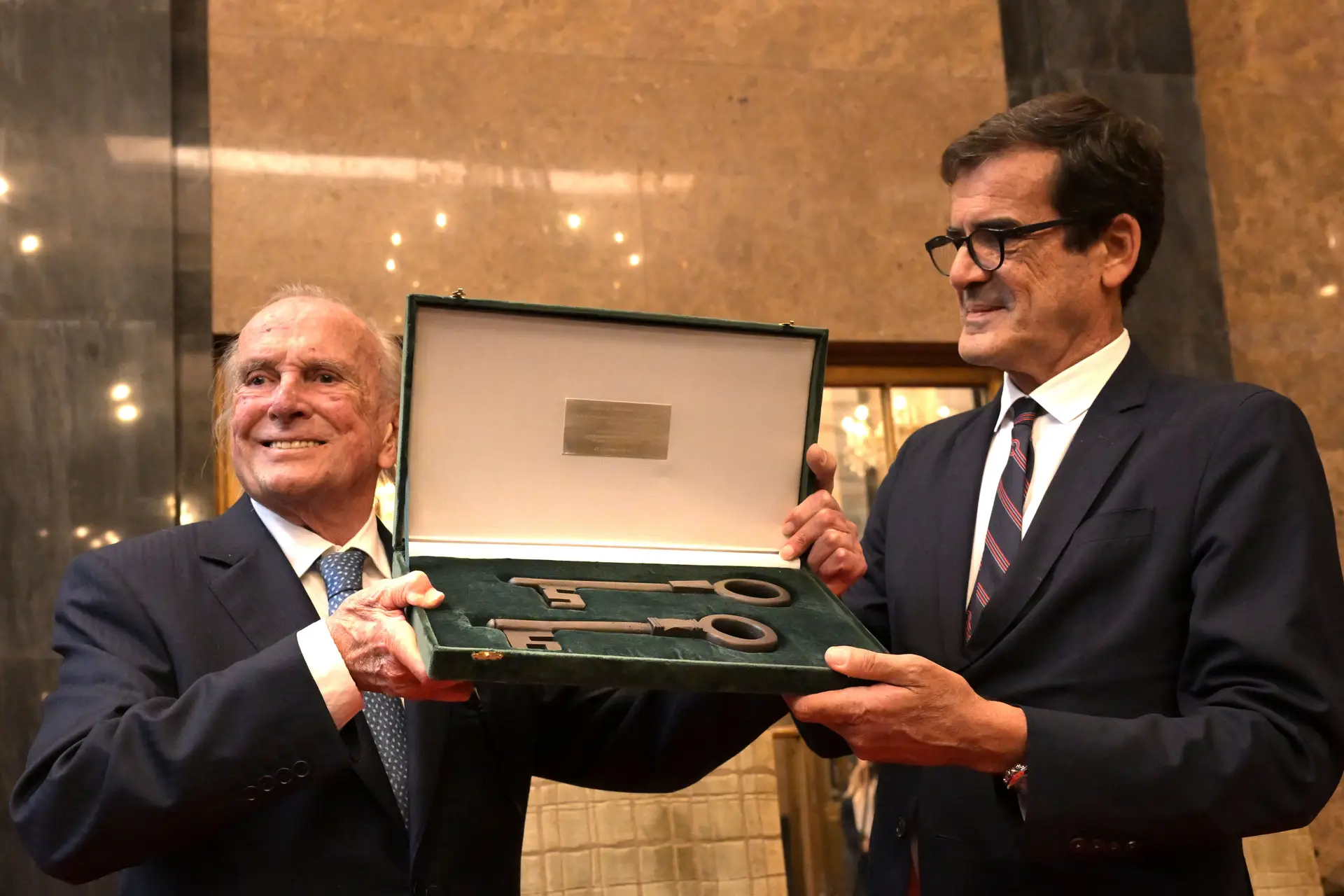 Rui Moreira entrega chaves da cidade a Pinto Balsemão e destaca "contributo para uma sociedade verdadeiramente livre"