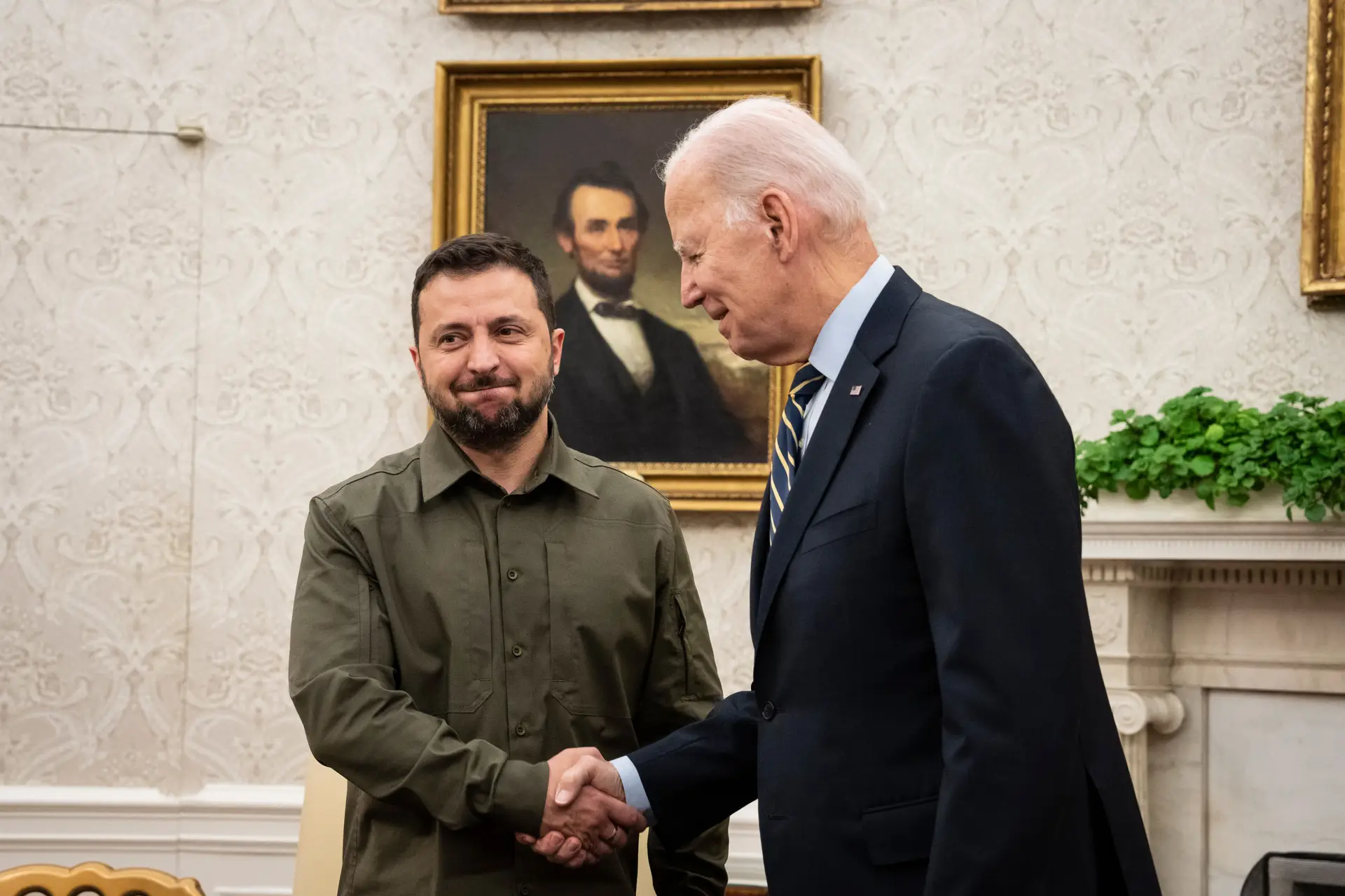 Joe Biden cumprimenta Volodymyr Zelensky enquanto lhe dá as boas-vindas, na Sala Oval da Casa Branca, a 21 de setembro de 2023