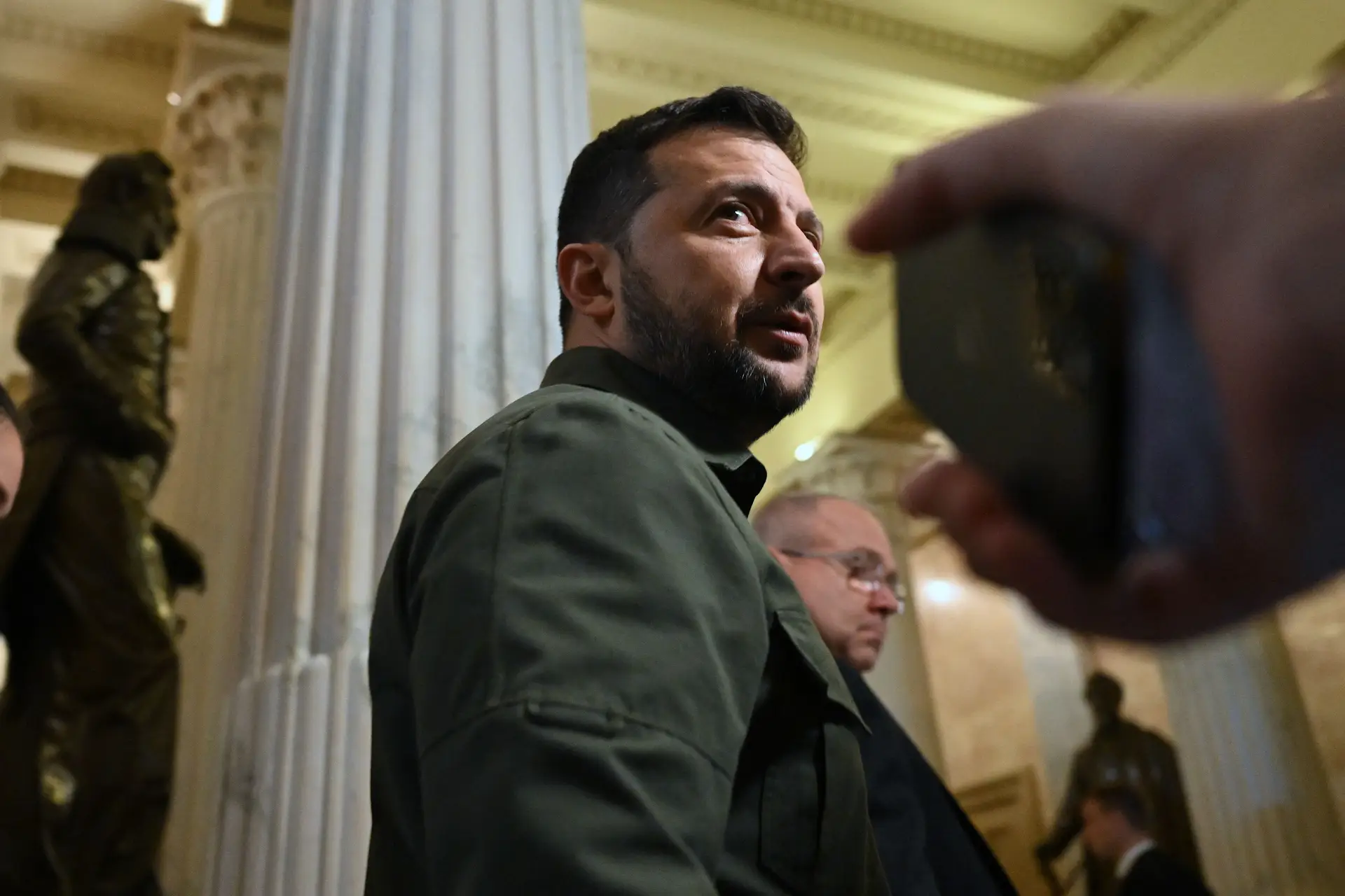 A semana difícil de Zelensky, Polónia e Eslováquia à beira de eleições e ‘falcões do orçamento’ nos EUA: sinais de desunião no apoio?