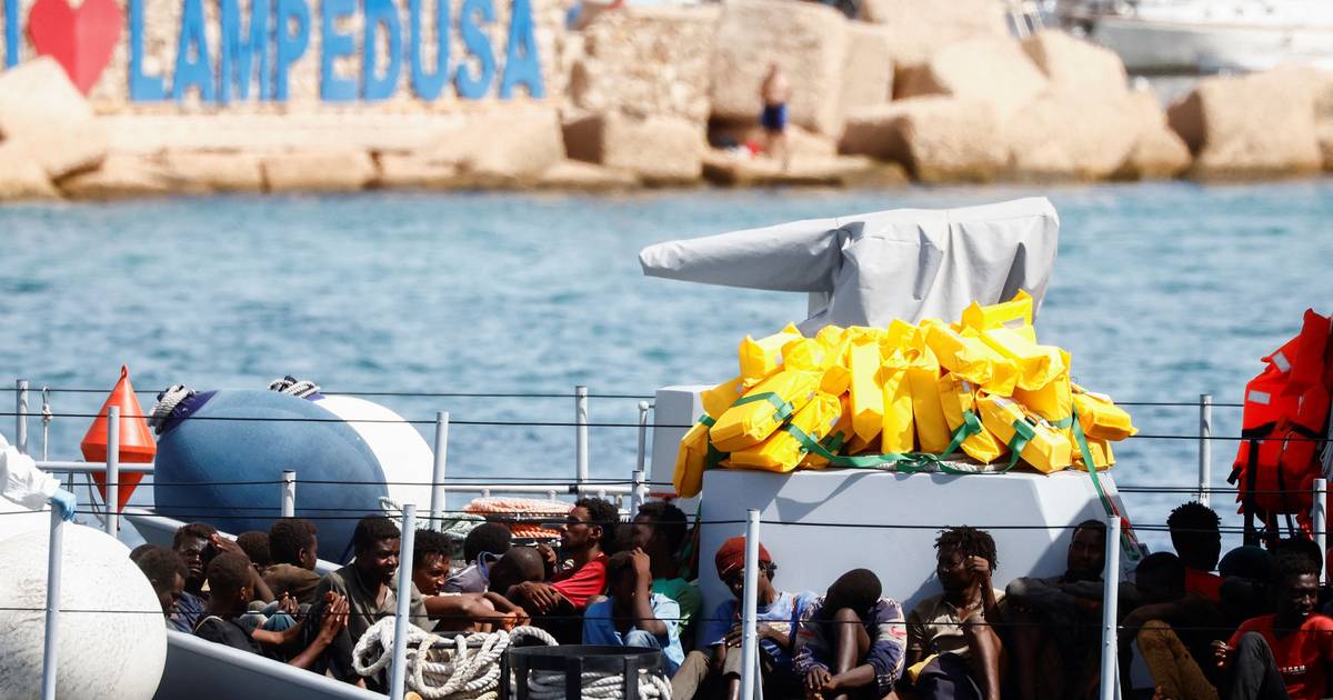 Government speaks of "migratory pressure" and contests distribution of refugees to Portugal