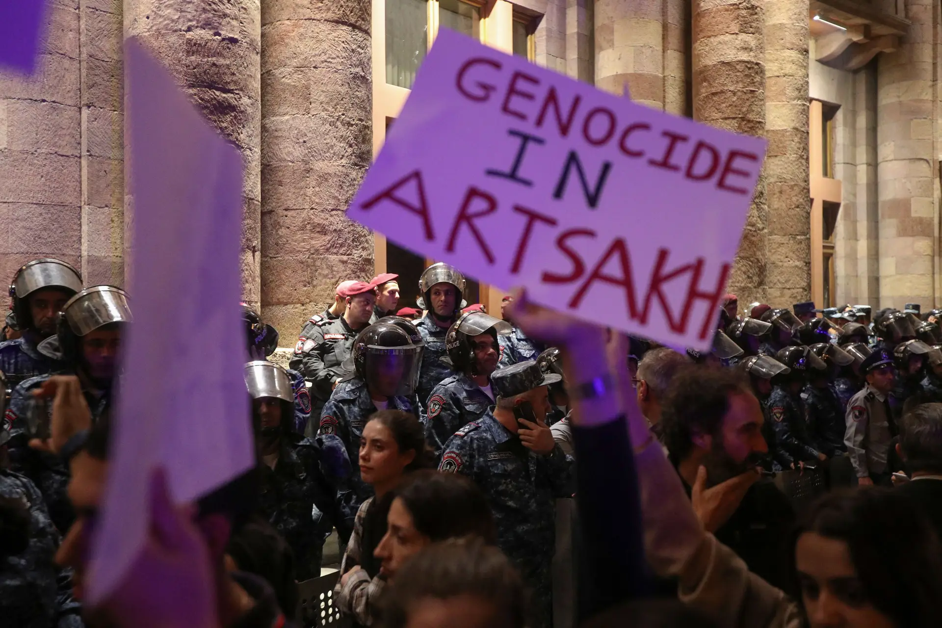 Onda de protestos contra o Governo da Arménia por causa do Nagorno-Karabakh