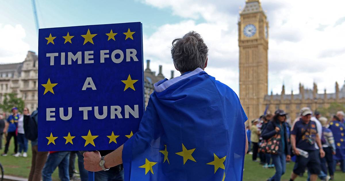 Milhares de britânicos manifestam-se em Londres: querem voltar para a União Europeia