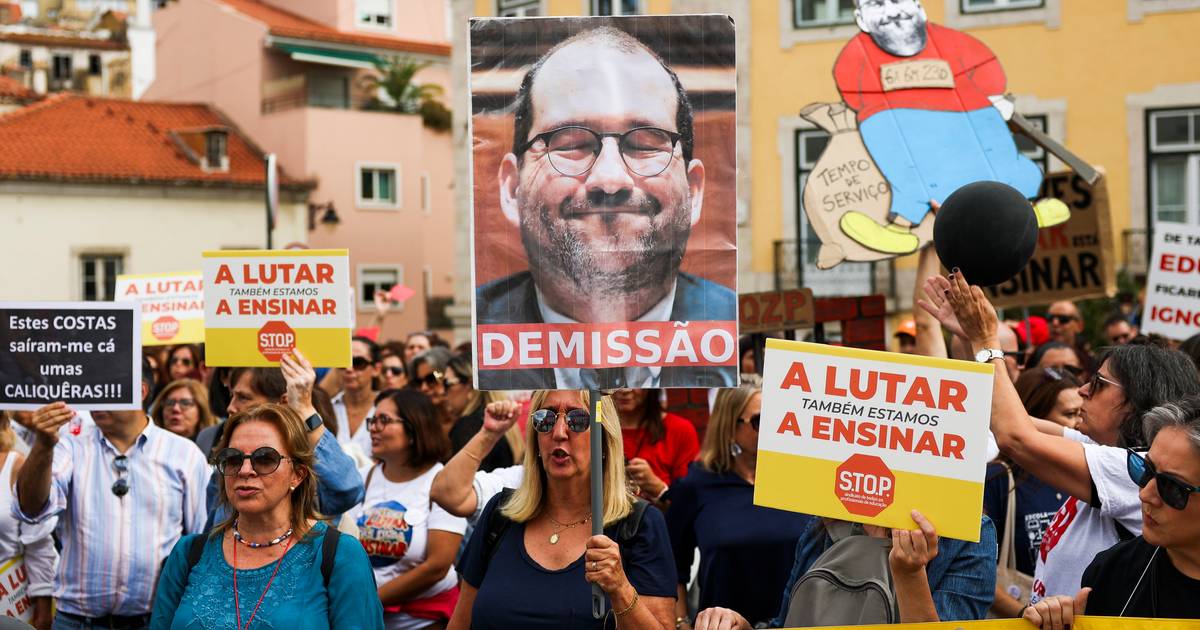 Ministro da Educação recebido com protestos de professores em Guimarães