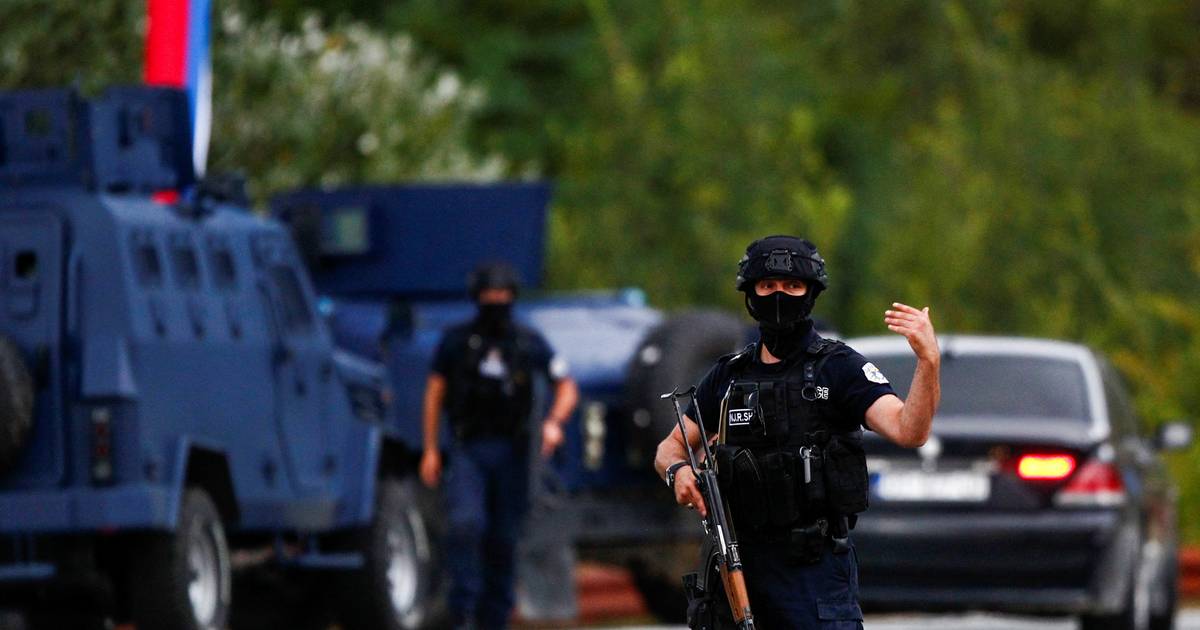 Kosovo: polícia cerca 30 homens armados barricados em mosteiro