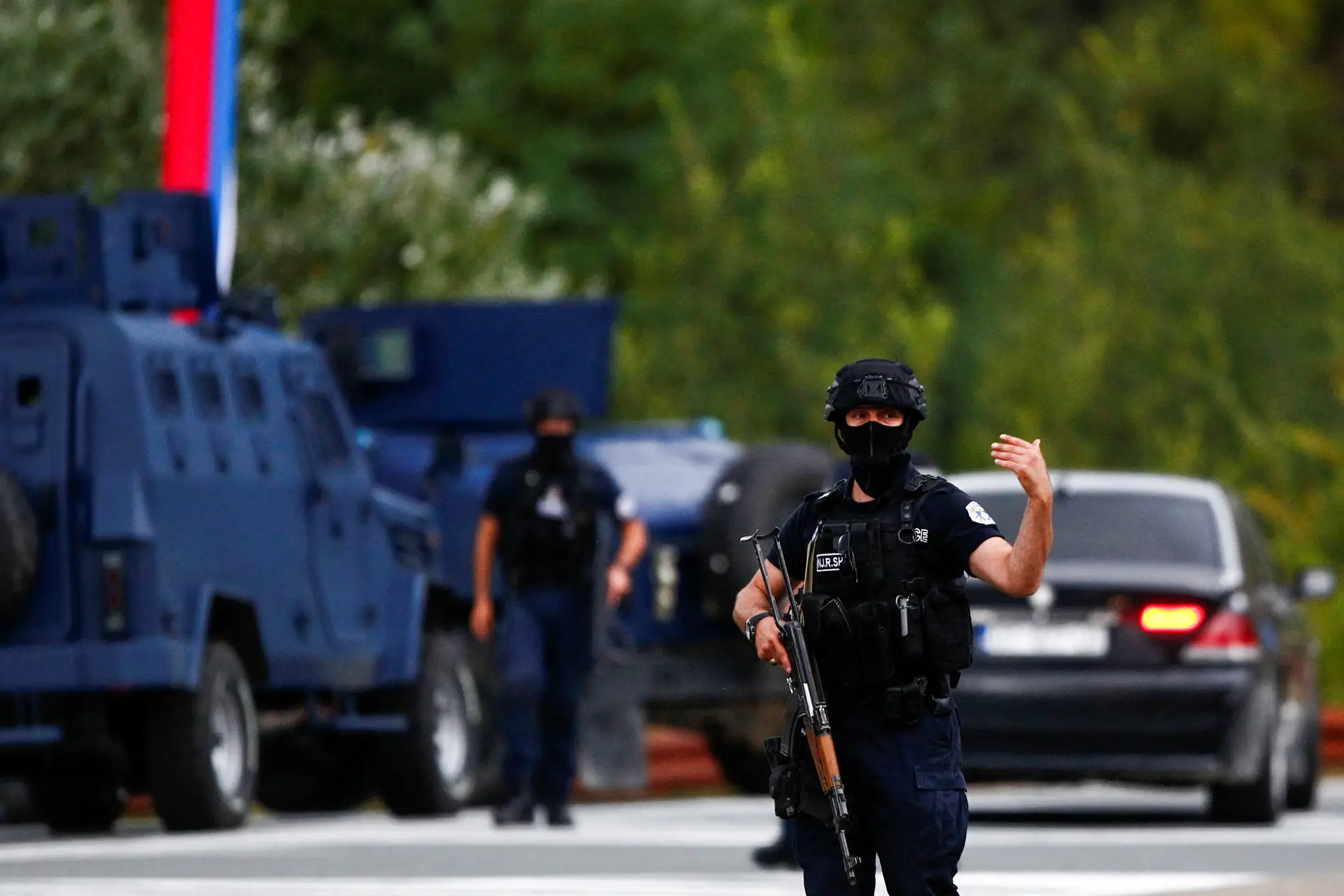 Polícia kosovar cerca mosteiro onde se encontram barricados 30 homens armados