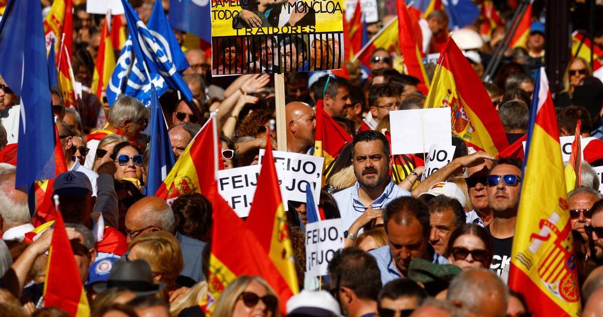 “Puigdemont para a prisão!”: direita espanhola exibe em Madrid a sua oposição aos planos de Sánchez