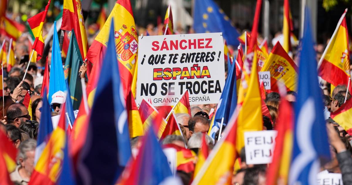 Espanha: Feijóo acusa Sánchez de comprar votos com dinheiro público