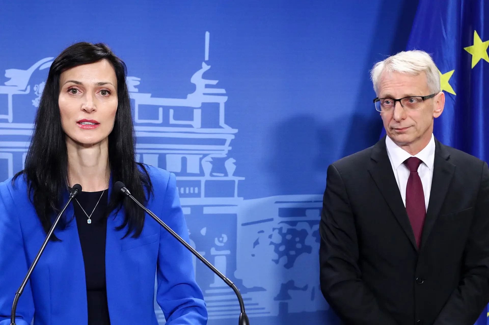 O primeiro-ministro búlgaro Nikolay Denkov, do partido anticorrupção Continuamos a Mudança, e a sua vice e ministra dos Negócios Estrangeiros, a conservadora Mariya Gabriel. Está previsto que troquem de lugar a meio da legislatura 