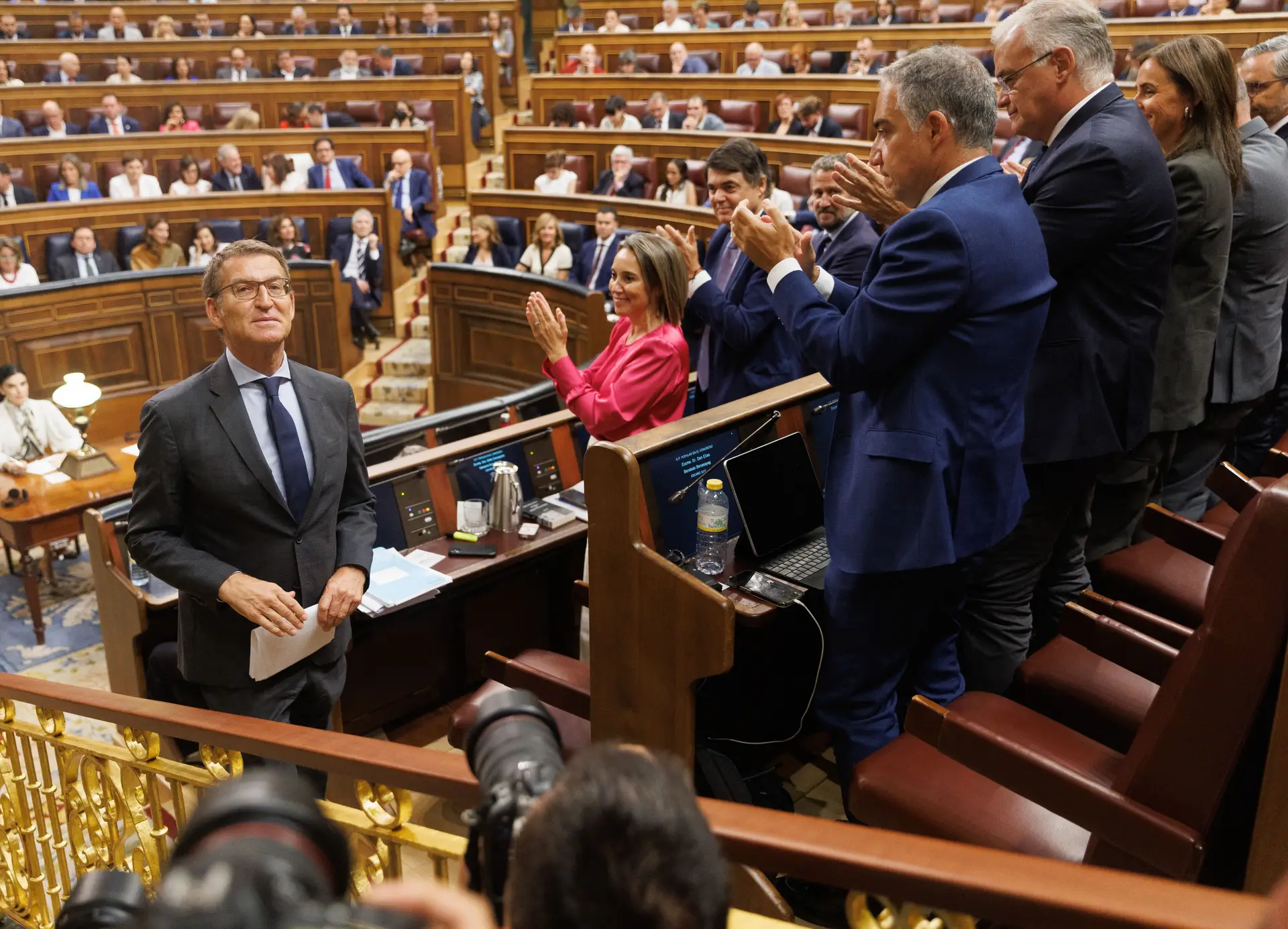 Alberto Núñez Feijóo aplaudido pela bancada do seu Partido Popular durante a sessão parlamentar em que não conseguiu ser escolhido para primeiro-ministro 