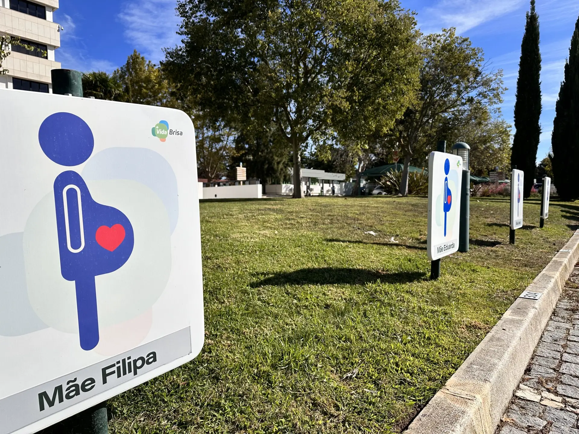 Parque de estacionamento na sede da Brisa tem lugares especiais para grávidas e mães de filhos pequenos