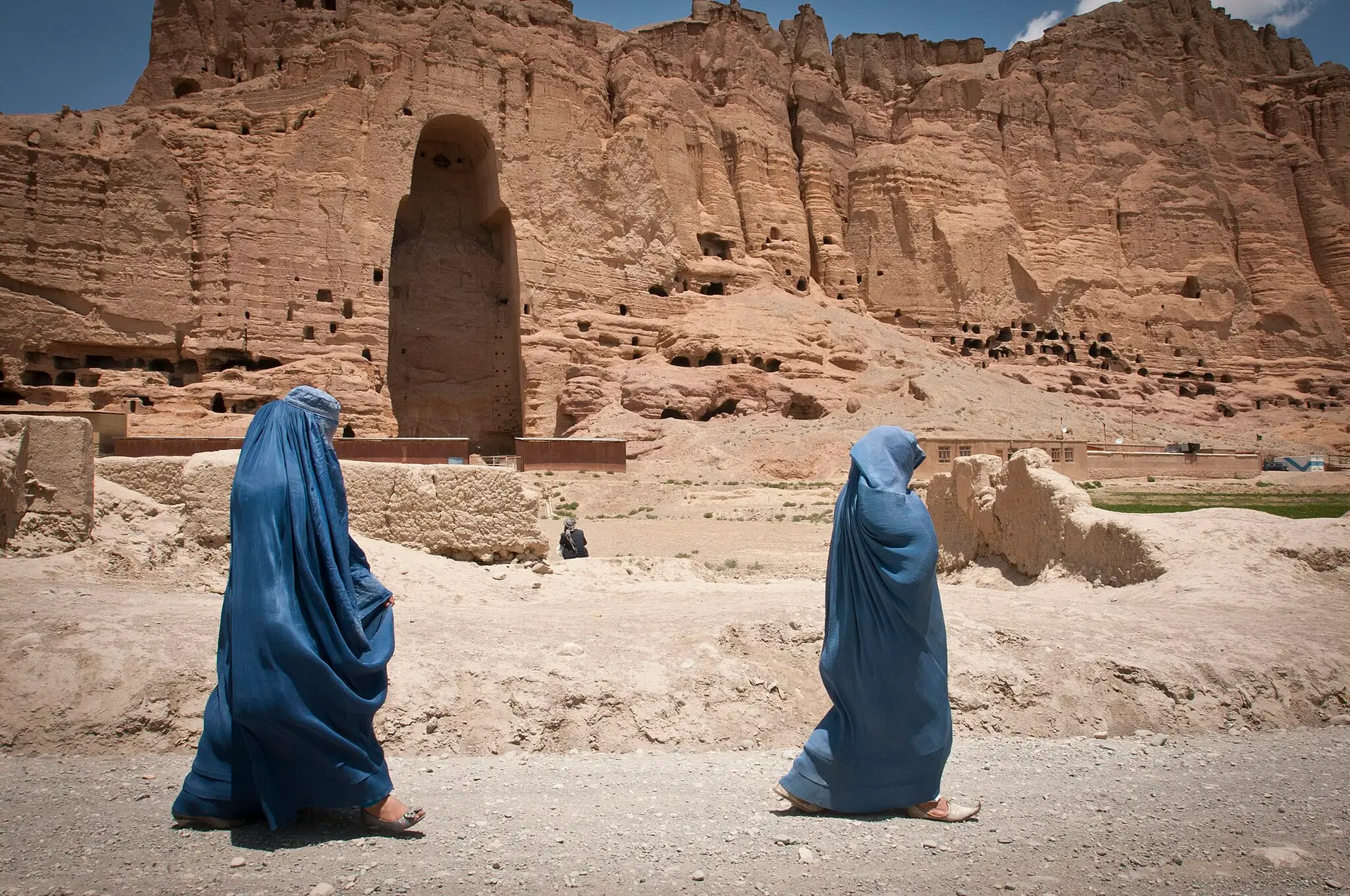 Destruídos pelos talibãs em 2001, dois budas gigantes continuam por reconstruir, no vale de Bamiyan