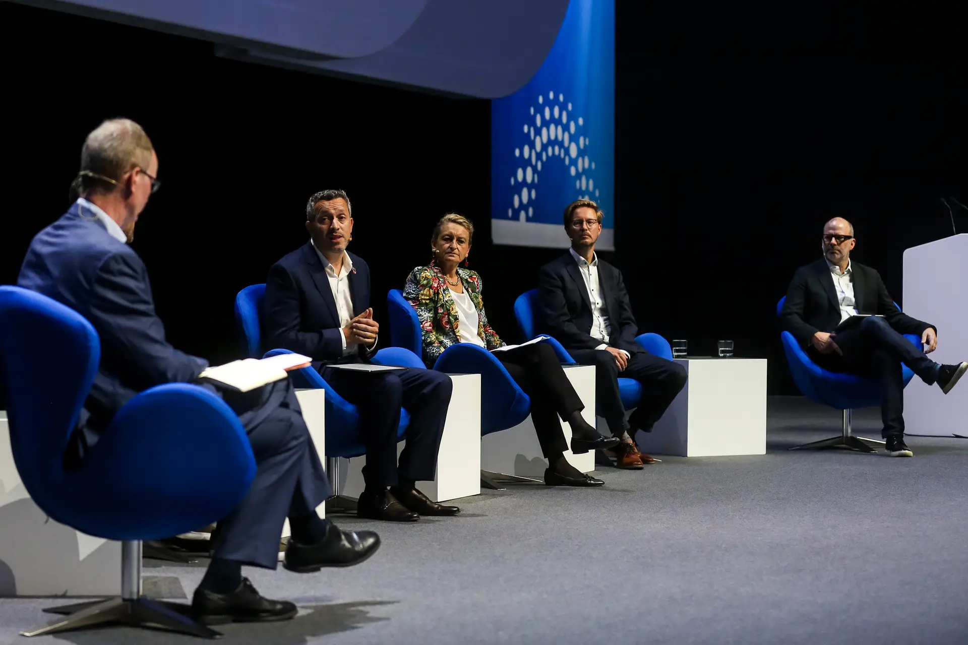 Andrew Hill (izquierda), periodista del Financial Times, moderó el panel sobre la urgencia de priorizar la sostenibilidad en las empresas