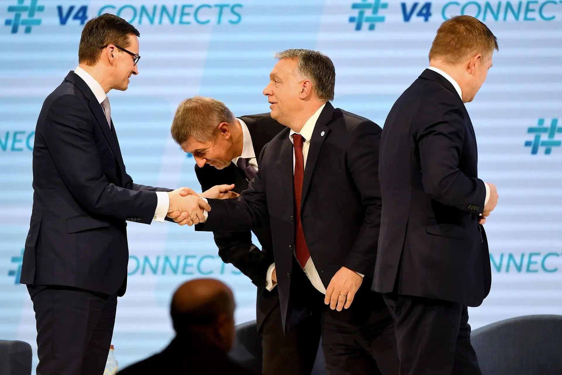 Em 2018, o primeiro-ministro polaco, Mateusz Morawiecki, cumprimenta o húngaro Viktor Orbán, na presença do checo Andrej Babis e do eslovaco Robert Fico, ambos já fora de funções