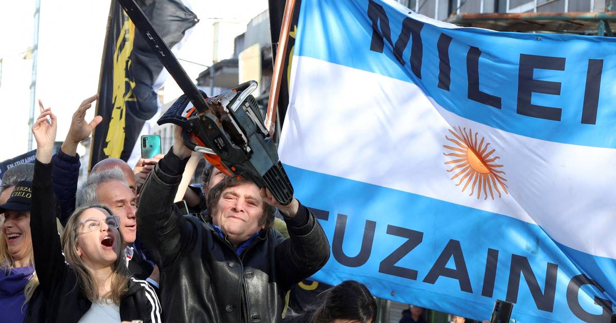 Argentina: quem é Javier Milei, o candidato à presidência que quer acabar com o Estado e diz contactar com o 'Divino' através dos seus cães?