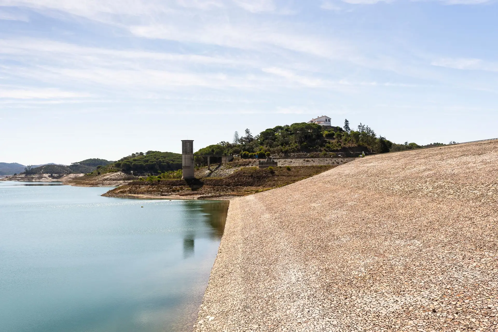 A 1,3 metros de fechar a torneira, Governo admite baixar nível de captação de água da albufeira de Santa Clara
