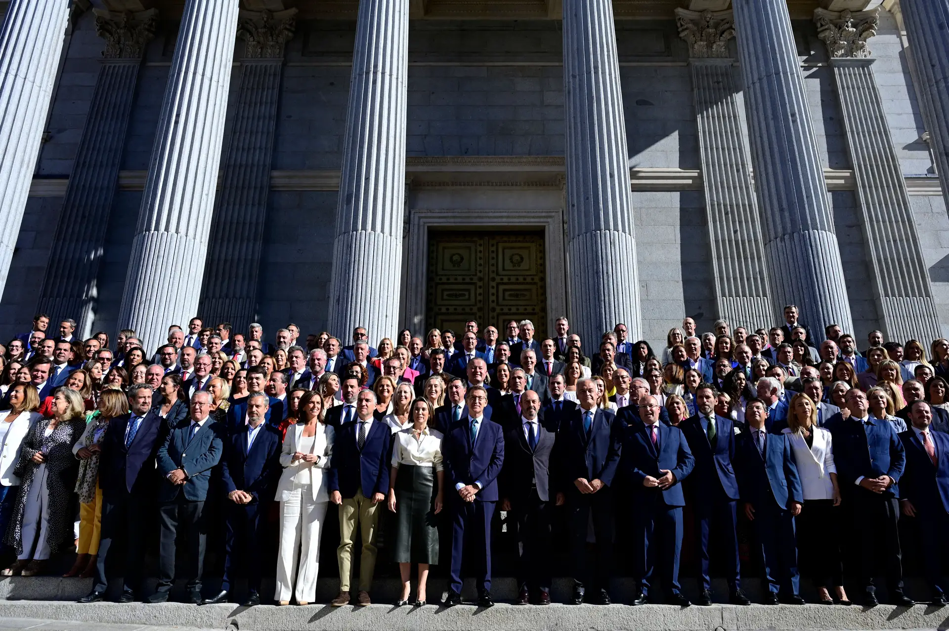 Antes da votação, Feijóo fez-se fotografar com todos os deputados e senadores do Partido Popular à porta do Congresso, em Madrid 