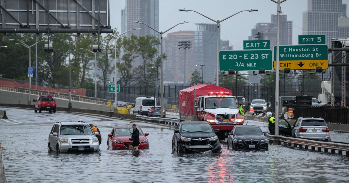 Declarado estado de emergência em Nova Iorque devido a tempestades fortes e inundações