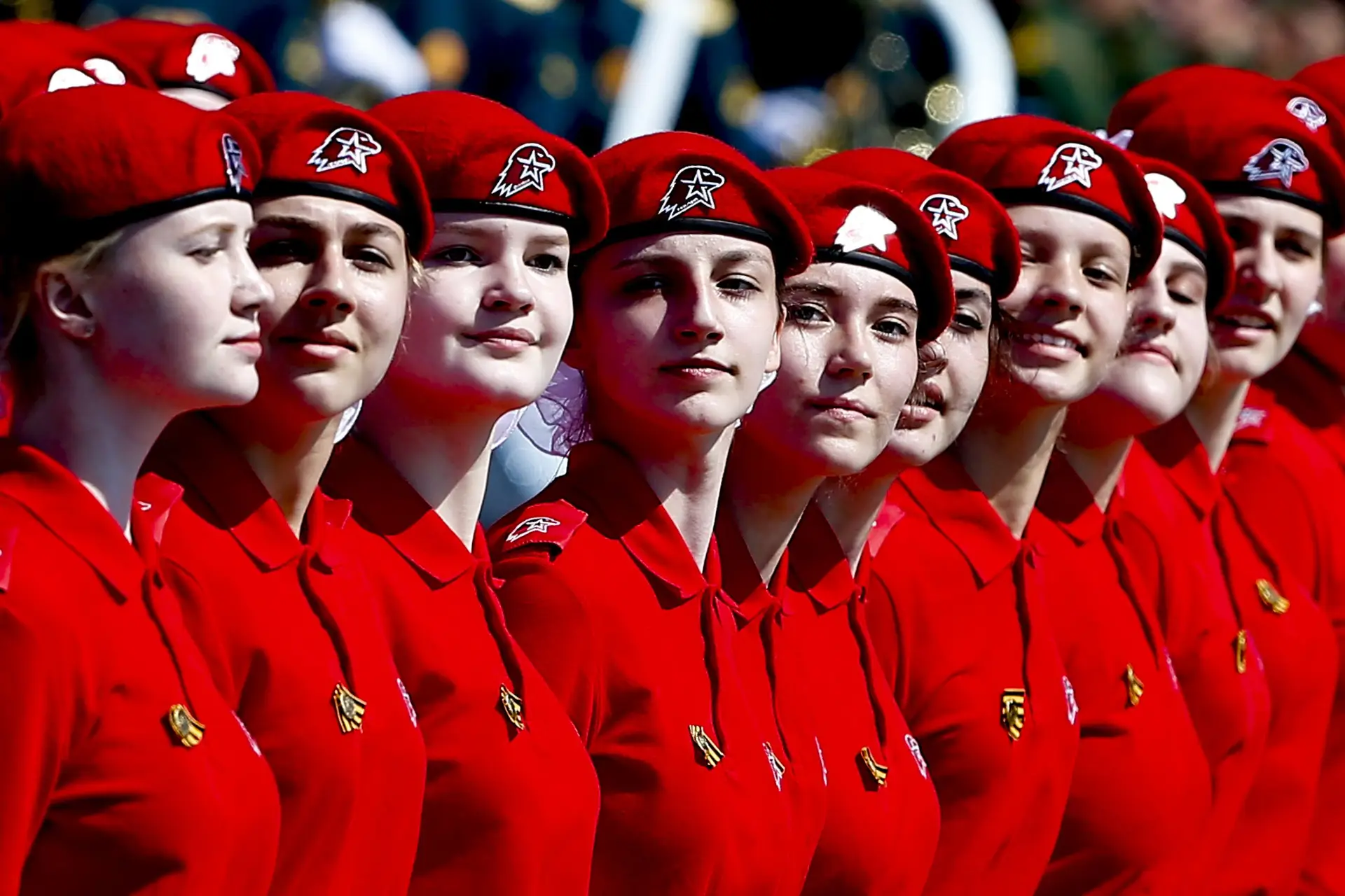 Membros do grupo de jovens Exército da Juventude durante parada do Dia da Vitória de 2020