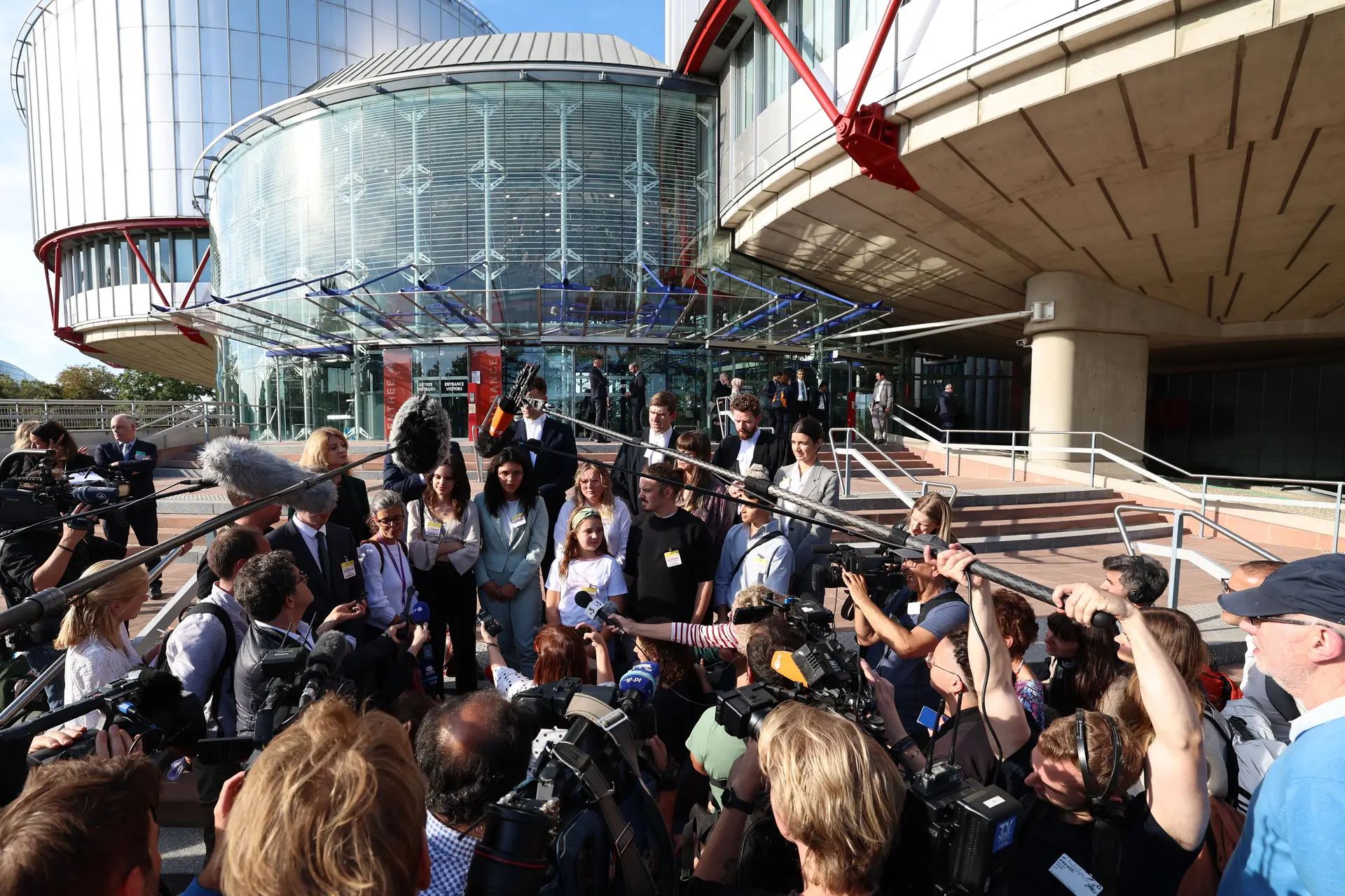 Jovens portugueses falam aos jornalistas à saída do Tribunal Europeu dos Direitos do Homem