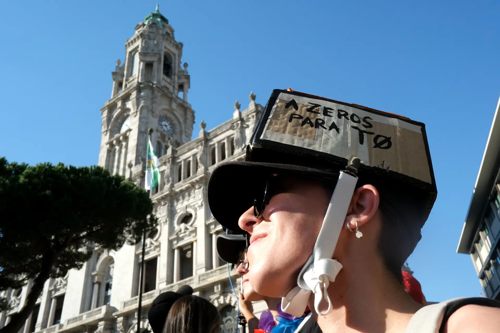 Pelo menos oito mil protestaram em Santa Catarina, com turistas a ver: "Agora o Porto é como Maiorca"