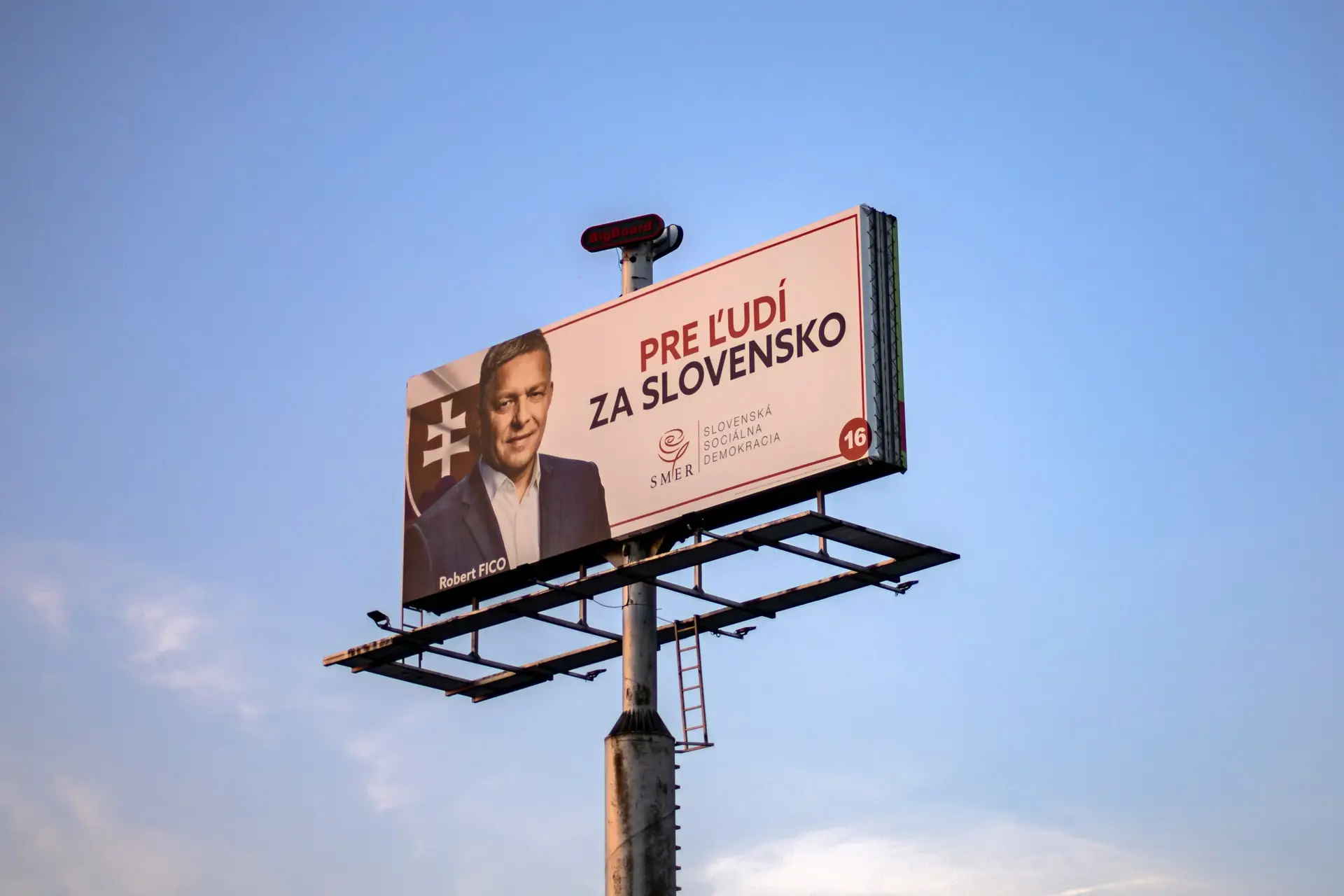 Cartaz de campanha de Robert Fico, onde se pode ler “Pelo povo, pela Eslováquia”