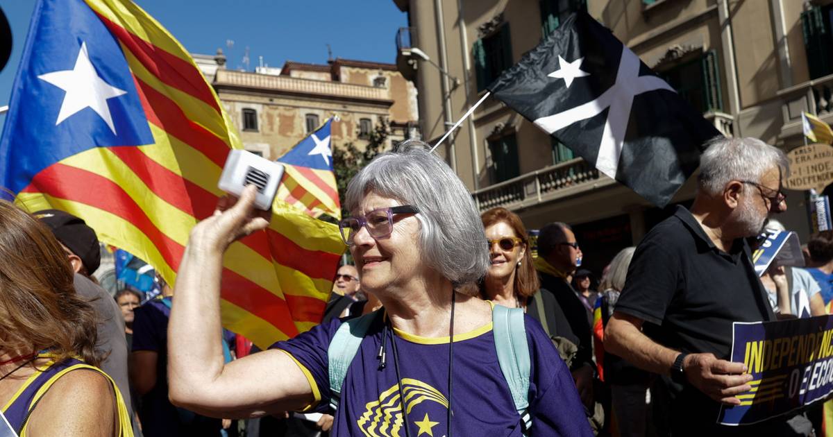 Independentistas catalães pedem novo referendo, no 6º aniversário da consulta que levou à justiça