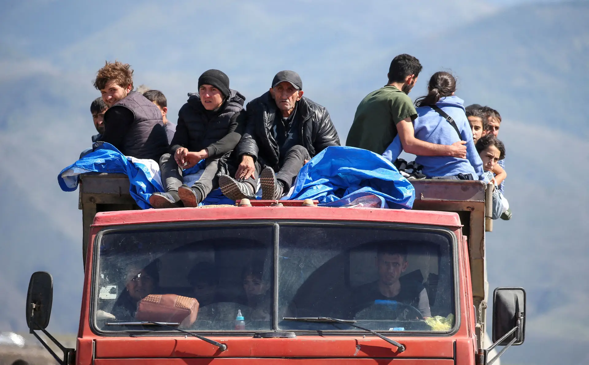 Refugiados de Nagorno-Karabakh chegam à Arménia