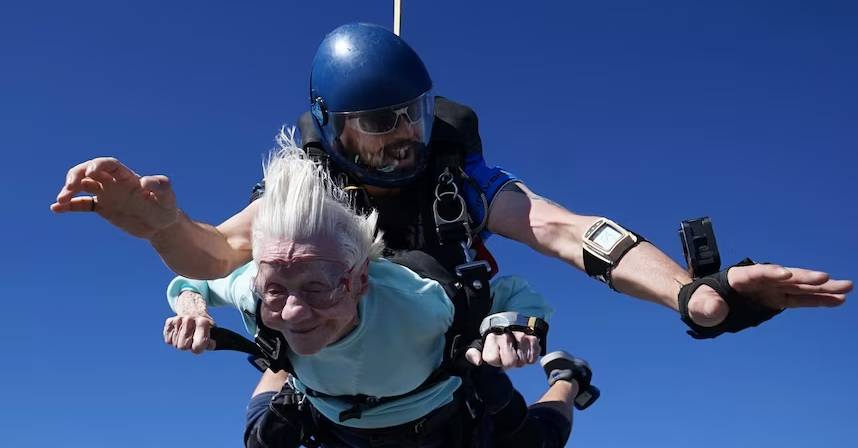 Morreu Dorothy Hoffner, de 104 anos, uma semana depois de cumprir sonho e tornar-se a pessoa mais velha do mundo a saltar de paraquedas