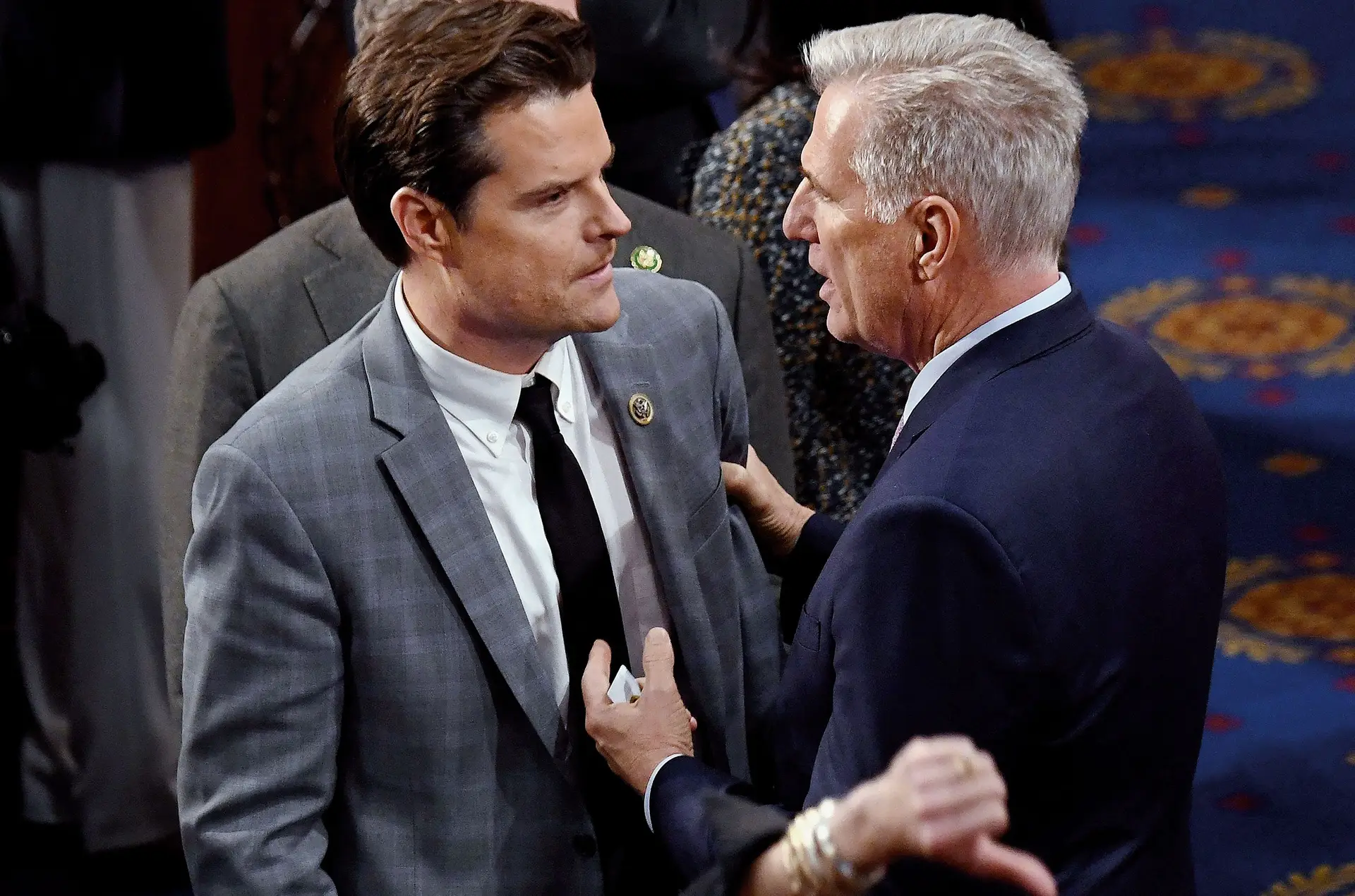 Nunca tal tinha acontecido: Kevin McCarthy, à direita, foi destituído. O grande responsável? O também republicano Matt Gaetz, à esquerda na imagem