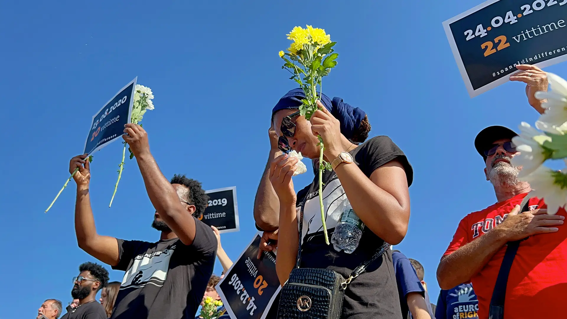 Manifestação na ilha do Mediterrâneo lembrou o início da tragédia que ainda dura