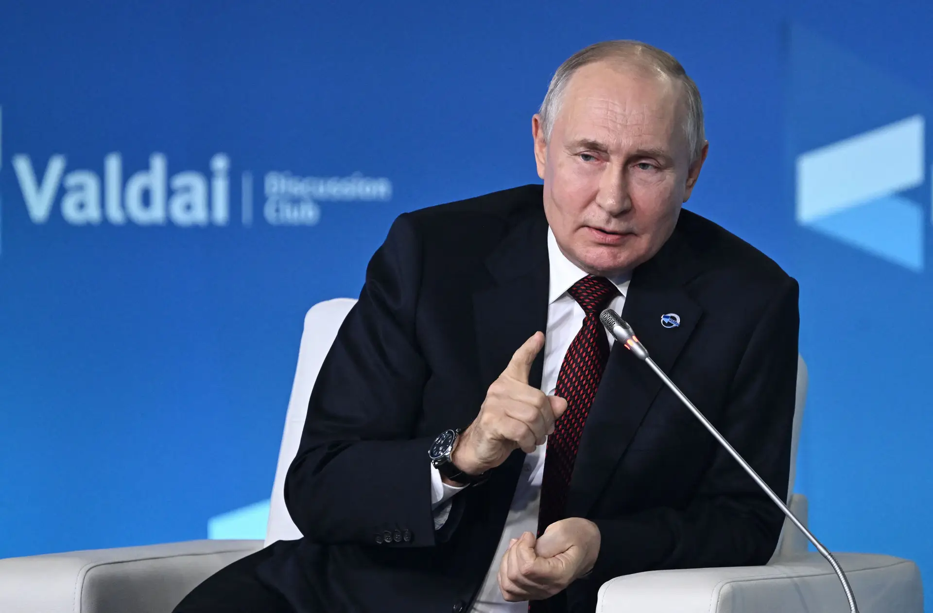 Putin diz terem sido encontrados fragmentos de granadas nos corpos das vítimas do acidente em que morreu Prigozhin